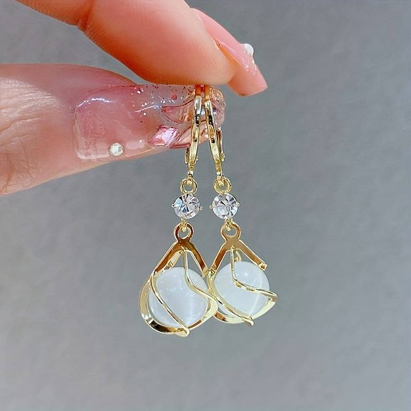 Aurelia™ | Gouden Oorhangers met Witte Opaal